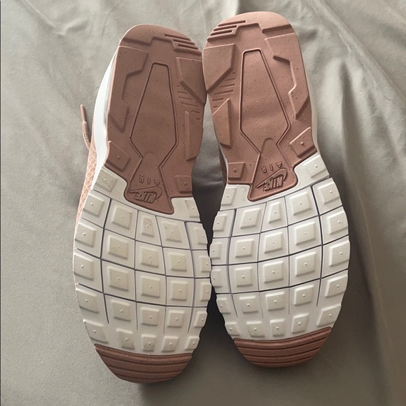 Nike shoes - Picture 5 of 5